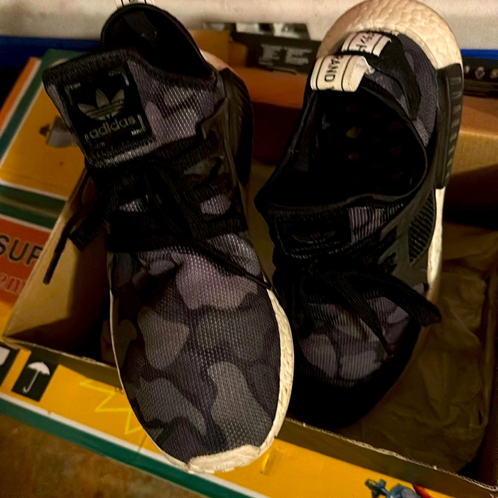 Adidas camu shoes men like new